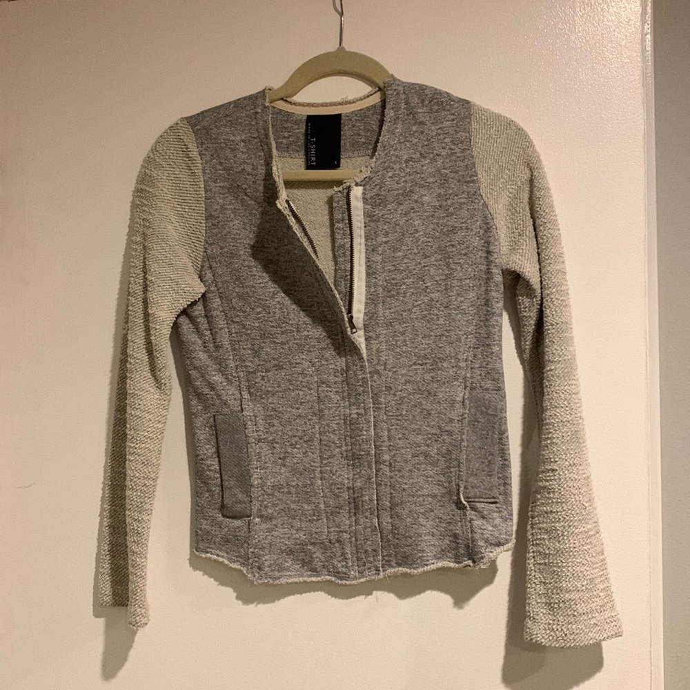 Fitted crop T-Shirt brand sweatshirt/jacket.